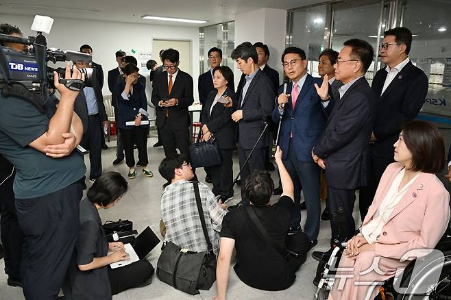 국회 전국동시지방선거 투표용지 부족 사태 등 국민 참정권 침해 진상규명 및 선거관리 개혁을 위한 국정조사 특별위원회가 현장 조사에 나선 지난 2일 서울 송파구 올림픽공원에서 윤상현 위원장과 위원들이 발언하고 있다. 2026.7.2 ⓒ 뉴스1 국회사진기자단