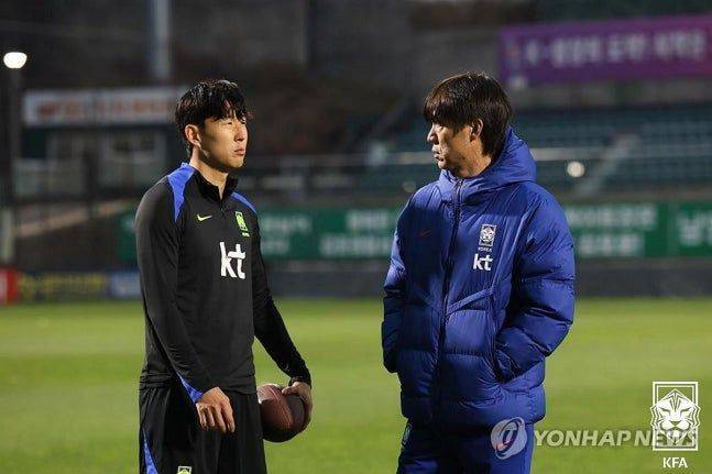 손흥민과 홍명보 전 감독. 연합뉴스