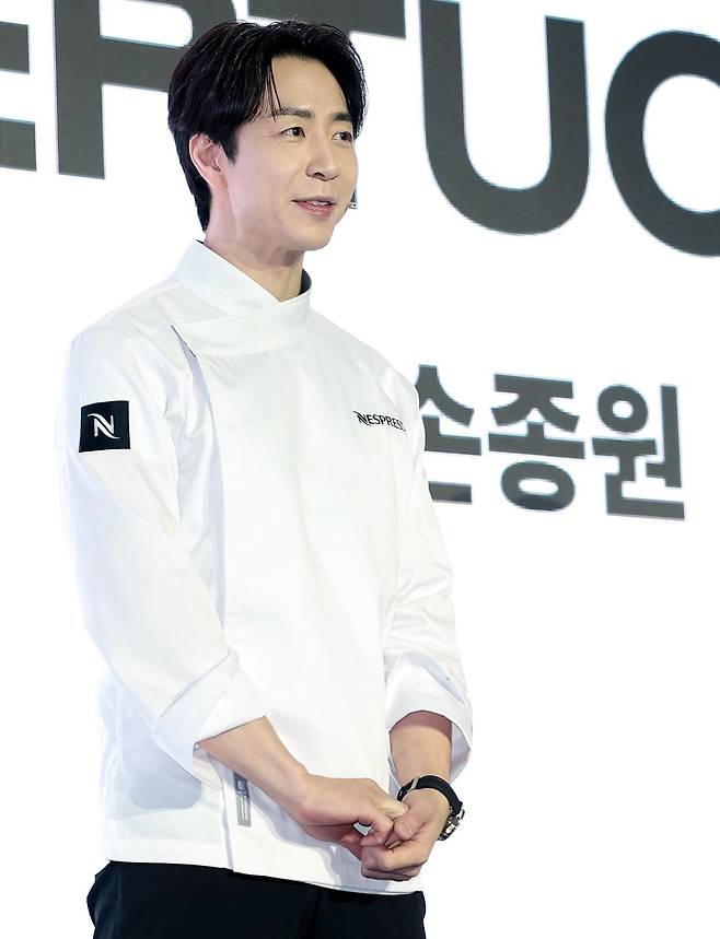 손종원 셰프가 지난달 서울에서 열린 한 미디어 행사에서 인사를 하는 모습. 뉴스1
