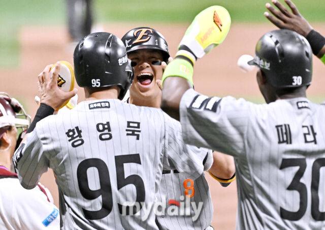 12일 오후 서울 고척스카이돔에서 진행된 '2026 프로야구 KBO리그' 키움 히어로즈와 한화 이글스의 경기. 한화 노시환이 1회초 1사 만루서 만루홈런을 친 뒤 환호하고 있다./마이데일리