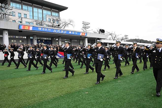 지난 2월 27일 경남 창원시 해군사관학교 연병장에서 거행된 해군사관학교 제80기 사관생도 졸업식에서 사관생도들이 축하행진인 분열을 하며 경례하고 있다. 해군 제공