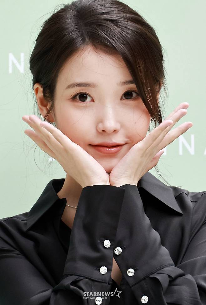 가수 겸 배우 아이유(IU)가 11일 오후 서울 송파구 제이에스티나 본사에서 열린 '21세기 대군부인 촬영지 포토콜'에 참석해 포즈를 취하고 있다. 2026.05.11 /사진=임성균 tjdrbs23@
