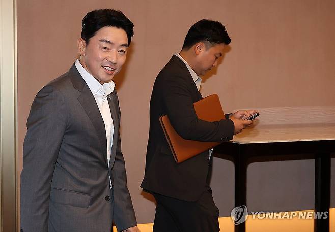 민주당 워크숍 참석하는 강훈식 대통령 비서실장 (서울=연합뉴스) 이동해 기자 = 강훈식 대통령 비서실장이 3일 서울 용산구 한 호텔에서 열린 더불어민주당 국회의원 워크숍에 참석하고 있다. 2026.7.3 eastsea@yna.co.kr