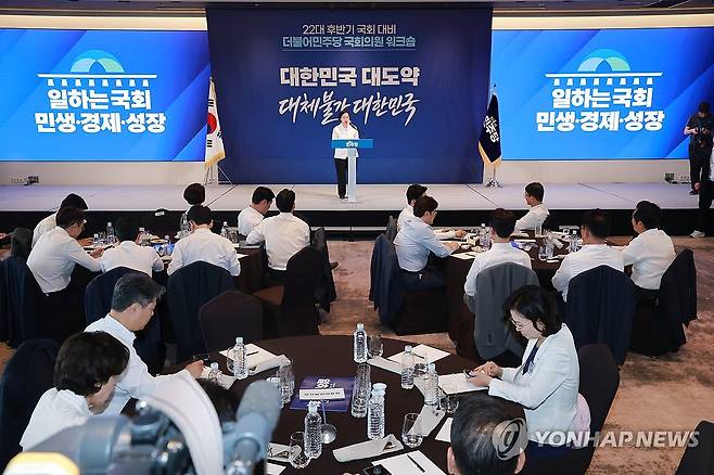 민주당 워크숍 인사말하는 한성숙 국무총리 (서울=연합뉴스) 신현우 기자 = 한성숙 국무총리가 3일 서울 용산구 한 호텔에서 열린 더불어민주당 국회의원 워크숍에 참석해 인사말하고 있다. 2026.7.3 nowwego@yna.co.kr