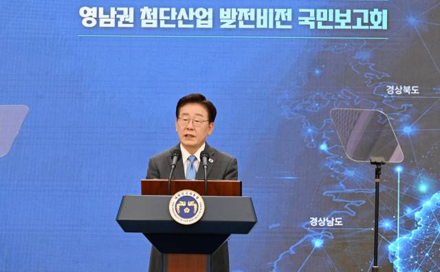 이재명 대통령이 3일 진주 경상국립대 칠암캠퍼스 체육관에서 열린 영남권 첨단산업 발전비전 국민보고회에서 축사를 하고 있다./전강용 기자/