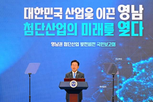 이재명 대통령이 3일 진주 경상국립대 칠암캠퍼스 체육관에서 열린 영남권 첨단산업 발전비전 국민보고회에서 축사를 하고 있다./전강용 기자/