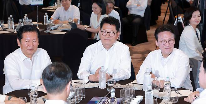 더불어민주당 정청래 전 대표(왼쪽부터), 송영길 의원, 김민석 전 국무총리가 3일 서울 용산구 한 호텔에서 열린 민주당 국회의원 워크숍에 참석해 한 테이블에 앉아 있다. 연합뉴스