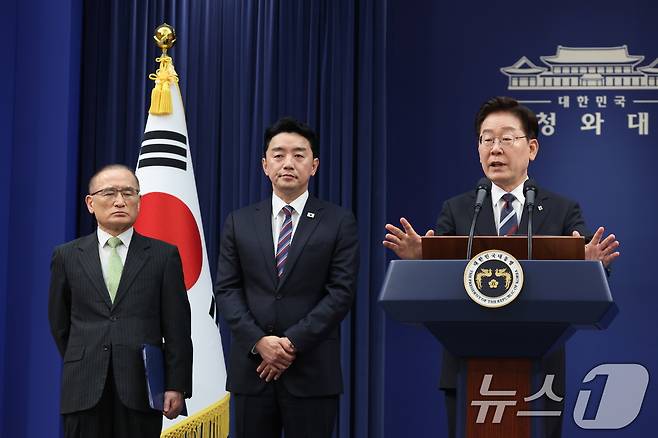 이재명 대통령이 19일 청와대 춘추관에서 열린 유럽·G7 순방 결과 브리핑에서 취재진 질문에 답변하고 있다. 2026.6.19 ⓒ 뉴스1 이재명 기자