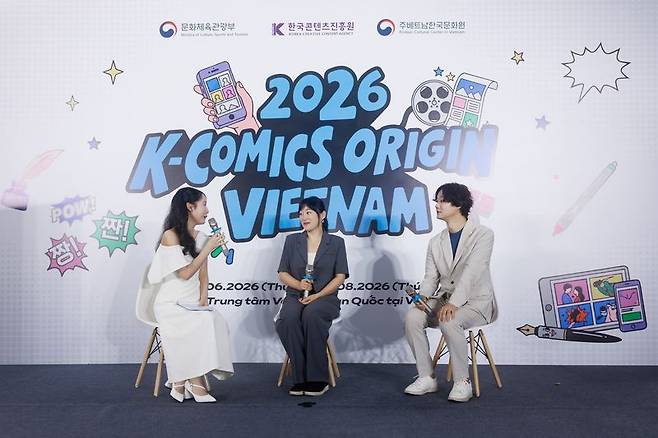 지난달 30일 열린 'K-Comics Origin Vietnam' 전시 개막일 웹툰 '중증외상센터:골든아워'의 홍비치라 작가(가운데)와 '베리타스' 등을 그린 김동훈 한국디지털콘텐츠창작자협회 회장(오른쪽)이 작가와의 만남 행사에서 베트남 현지 팬들의 질문에 답하고 있다. 주베트남 한국문화원 제공