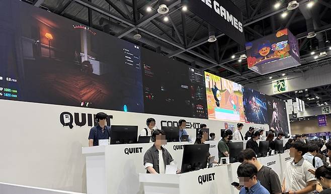 지난 5월 열린 경기도 게임쇼 '플레이엑스포'에서 신작 시연 중인 라인게임즈 부스. / 사진=장민영 기자
