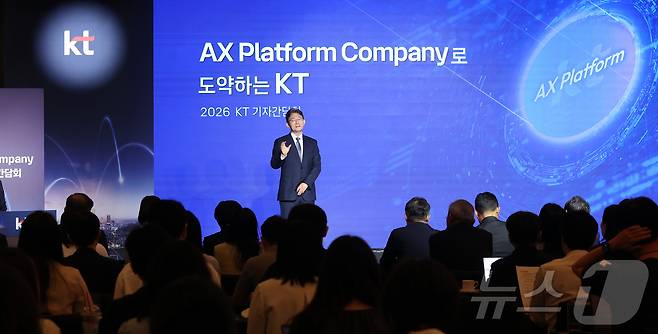 박윤영 KT 대표이사가 6일 서울 광진구 풀만 앰배서더 서울 이스트폴에서 열린 AX Platform Company(인공지능 전환 플랫폼 컴퍼니) 사업전략 기자간담회에 참석해 핵심 전력을 발표하고 있다. 2026.7.6 ⓒ 뉴스1 김진환 기자
