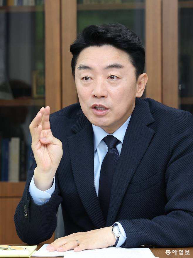 강훈식 대통령비서실장이 5일 청와대 비서실장 집무실에서 인터뷰 질문에 답변하고 있다. 강 실장은 지난 1년간 비서실장으로 거둔 성과에 대해 “(중동 전쟁 위기 속에) 원유를 구하러 갔던 것이 가장 드라마틱한 일정이었다”고 말했다. 전략경제협력 대통령 특사인 강 실장은 원유 2억7300만 배럴 확보, 6조9000억 원 규모의 방산 수출 계약 등을 성사시켰다. 김재명 기자 base@donga.com