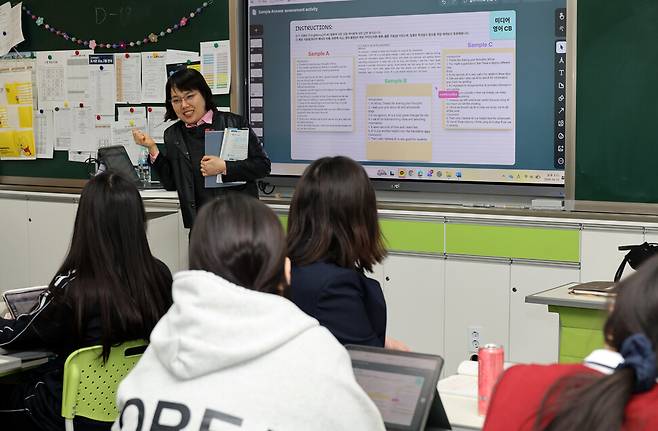 지난 4월 8일 서울 성북구 성신여고에서 이수정 교사가 인공지능(AI) 문해력을 주제로 ‘미디어 영어’ 수업을 하고 있다. 이날 학생들은 영어로 진행된 수업을 통해 인공지능이 만든 정보의 편향성과 출처를 검증하며 비판적으로 활용하는 방법을 익혔다. 류우종 선임기자 wjryu@hani.co.kr