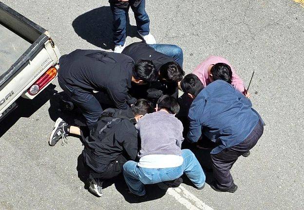 지난 5월 5일 오전 광주 광산구 월계동 한 도로에서 살인 혐의 등을 받는 장윤기를 경찰이 긴급 체포하고 있다. 연합뉴스