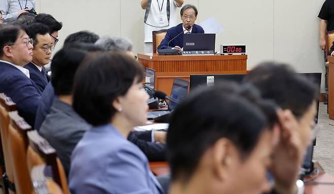 6일 국회에서 열린 정무위원회 제1차 전체회의에서 위원장인 더불어민주당 유동수 의원이 발언하고 있다. 국민의힘 소속 위원들은 이날 회의에 불참했다. 연합뉴스