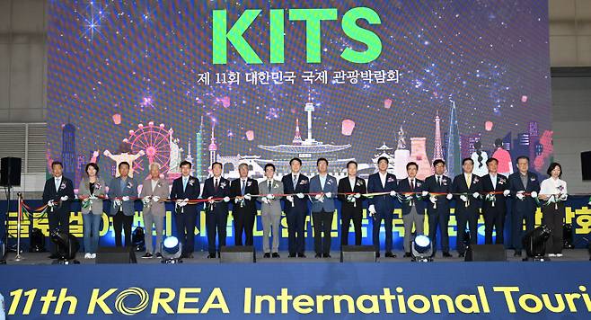 ▲ 제11회 대한민국 국제관광박람회 개회식이 3일 일산 킨텍스 제2전시장에서 정창수 국제관광박람회 조직위원장, 김중석 대한민국지방신문협의회 회장(강원도민일보 회장), 민경선 고양특례시장, 이진석 한국여행업협회 회장, 관련기관 관계자, 관람객 등이 참석한 가운데 열렸다. 참석내빈들이 개막을 알리는 테이프를 자르고 있다. 김정호 기자
