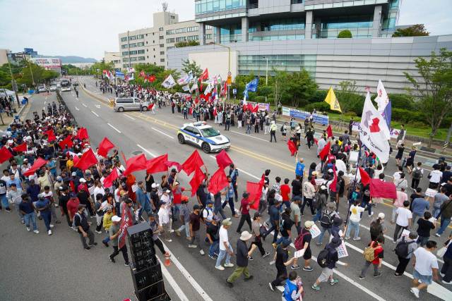 ▲7월 5일 오후 울산 HD현대중공업 정문 앞에서 '전국이주노동자 공동행동대회'가 열렸다. 거리 행진 모습. ⓒ사람이왔다(백승호)