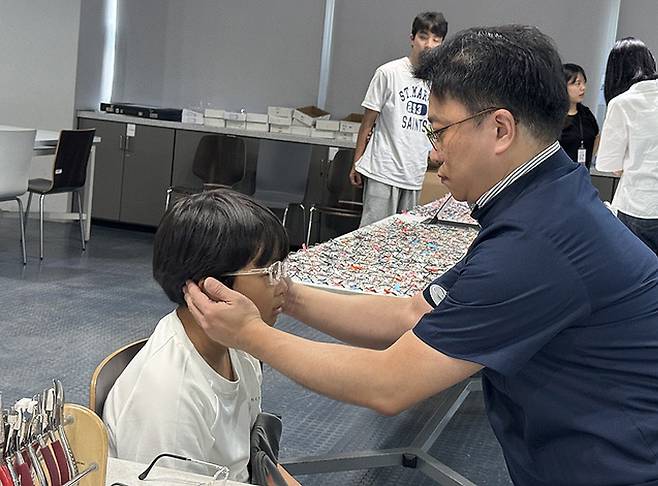 경북교육청이 학생들의 건강한 성장과 안정적인 학교생활을 돕기 위해 ‘2026년 교육복지안전망 눈 건강 안경 지원 사업’을 추진한다. /경묵매일신문DB