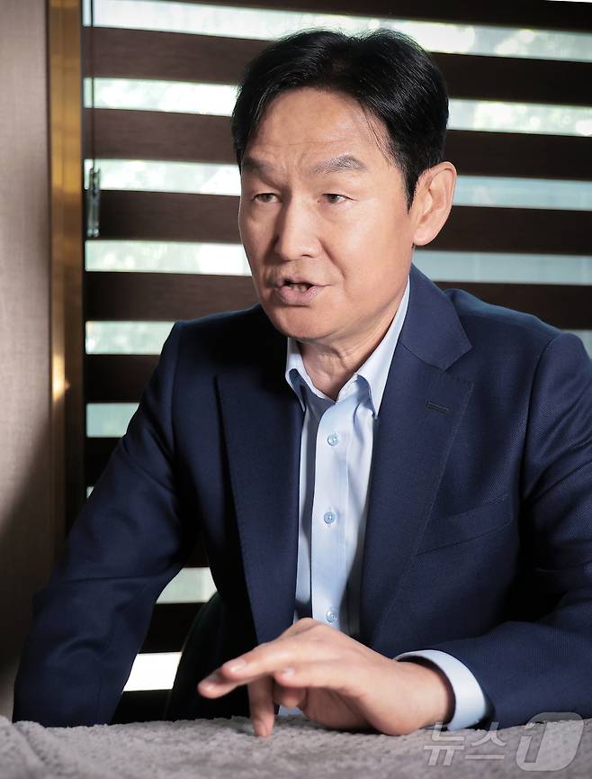 최용수 전 축구감독이 4일 오후 서울 강남구 더 리버사이드호텔 카페에서 뉴스1과 인터뷰를 하고 있다. 2026.5.4 ⓒ 뉴스1 권현진 기자