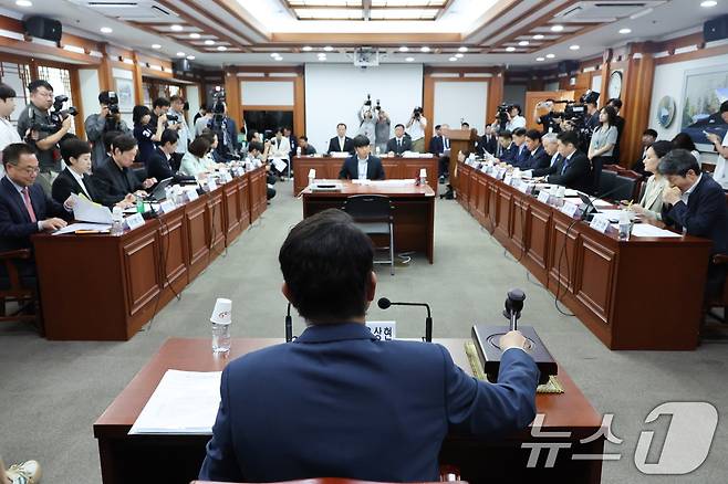 윤상현 위원장이 7일 경기 과천시 중앙선거관리위원회에서 열린 전국동시지방선거 투표용지 부족사태 등 국민참정권 침해 진상규명 및 선거관리 개혁을 위한 국정조사특별위원회 현장조사에서 의사봉을 두드리고 있다. 2026.7.7 ⓒ 뉴스1 신웅수 기자