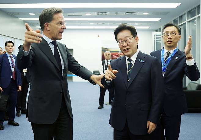 이재명 대통령과 마르크 뤼터 북대서양조약기구(NATO·나토) 사무총장이 7일(현지 시간) 튀르키예 앙카라 컨벤션센터에서 대화하며 기념촬영 장소로 이동하고 있다./뉴시스