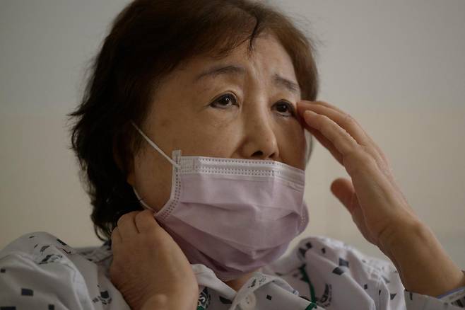 박근혜 정부 국정농단 사건으로 중형이 선고돼 11년째 수감 생활을 하다 최근 건강 문제로 형집행정지 일시 석방된 최서원(개명 전 최순실)씨가 지난달 29일 서울 용산구 순천향대병원에서 본보와 인터뷰를 하고 있다. 하상윤 기자