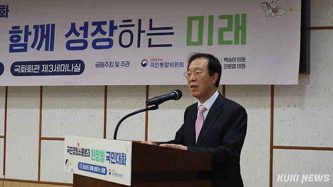 6일 서울 여의도 국회의원회관에서 ‘모든 청소년과 함께 성장하는 미래’를 주제로 열린 ‘현장형 국민대화 권역별 토론회’에서 이석연 통합위 위원장이 개회사 발언을 하고 있다. 유정민 기자