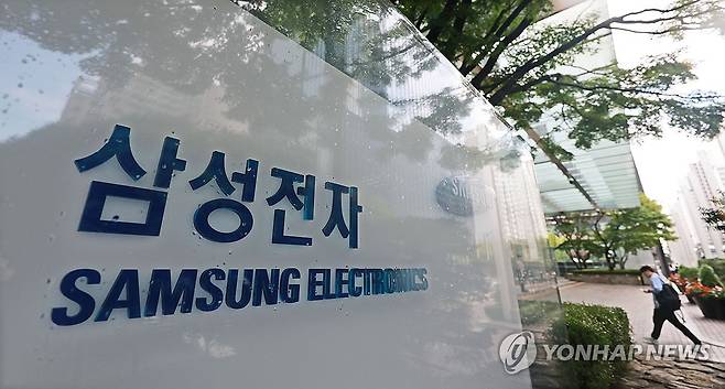 삼성전자 분기 영업익 사실상 106조…3년치 한꺼번에 벌었다 (서울=연합뉴스) 한종찬 기자 = 삼성전자가 2분기 잠정 영업이익으로 89조4천억원을 기록, 성과급 충당금 제외시 106조원 이상을 벌어들였다. 단 1개 분기 만에 지난 3년간 합산 영업이익을 한꺼번에 벌어들인 것이다. 7일 업계에 따르면, 이날 삼성전자가 발표한 올해 2분기 잠정 영업이익(89조4천억원)은 성과급 지급을 위한 충당금 약 17조원이 제외된 수치다. 사진은 서울 강남구 서초동 삼성전자 서초사옥. 2026.7.7 saba@yna.co.kr