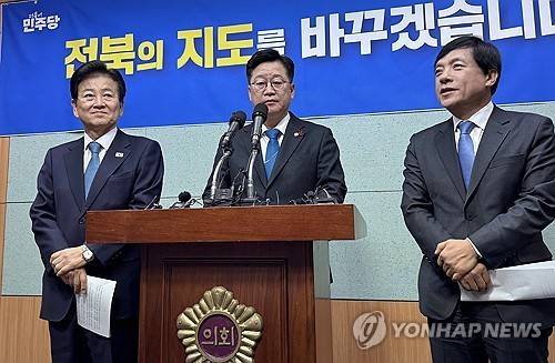 "행정통합 추진" 안호영 의원 (전주=연합뉴스) 임채두 기자 = 더불어민주당 안호영 의원(가운데)이 2일 전북도의회에서 전주·완주 통합 추진 입장을 밝히고 있다. 왼쪽부터 정동영 의원, 이성윤 의원. 2025.2.2 doo@yna.co.kr