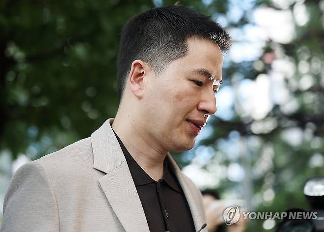 종합특검 향하는 이원모 전 인사비서관 (과천=연합뉴스) 김성민 기자 = 이원모 전 대통령실 인사비서관이 도이치모터스 주가조작 수사 무마 의혹 조사를 위해 7일 경기도 과천에 마련된 권창영 2차 종합특별검사팀 사무실에 출석하고 있다. 2026.7.7 ksm7976@yna.co.kr
