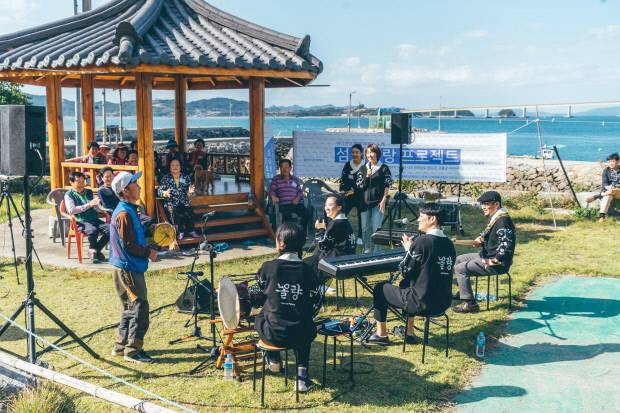 고흥 하화도에서 지난 2019년 진행된 \'섬 아리랑\' 프로젝트 모습.<노올량 제공>