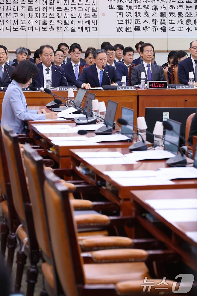 정성호 법무부 장관이 8일 서울 여의도 국회에서 열린 법제사법위원회 전체회의에서 의원 질의에 답변하고 있다. 2026.7.8 ⓒ 뉴스1 신웅수 기자
