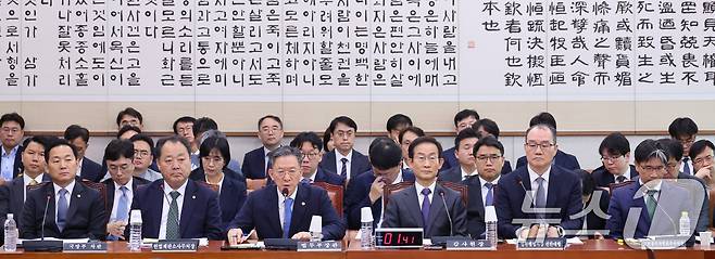 정성호 법무부 장관이 8일 서울 여의도 국회에서 열린 법제사법위원회 전체회의에서 의원 질의에 답변하고 있다. 2026.7.8 ⓒ 뉴스1 신웅수 기자