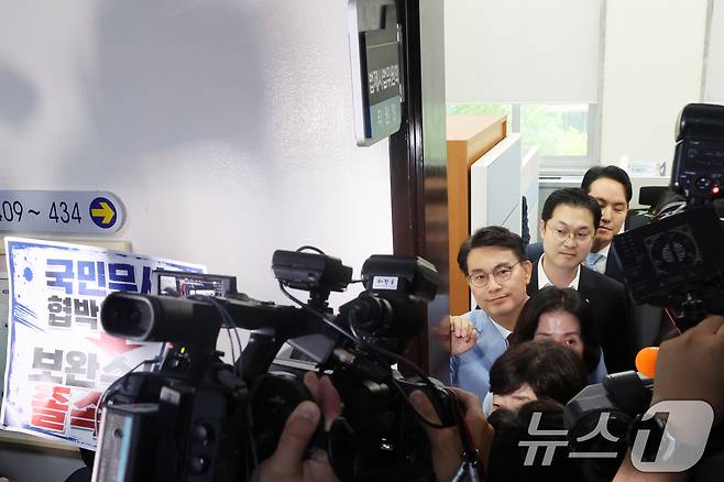 국민의힘 의원들이 8일 오후 서울 여의도 국회에서 더불어민주당의 법사위를 포함한 원 구성 강행을 항의하며 법사위원장실로 항의방문을 마치고 여당 의원들과 이동하고 있다. 2026.7.8 ⓒ 뉴스1 황기선 기자