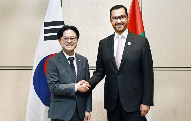 김정관 산업통상부 장관이 8일 서울 종로구 포시즌스호텔에서 술탄 알 자베르(Sultan Al Jaber) 아랍에미리트(UAE) 산업첨단기술부 장관 겸 아부다비 국영석유회사(ADNOC) CEO와 면담 전 기념 촬영을 하고 있다. 산업부.