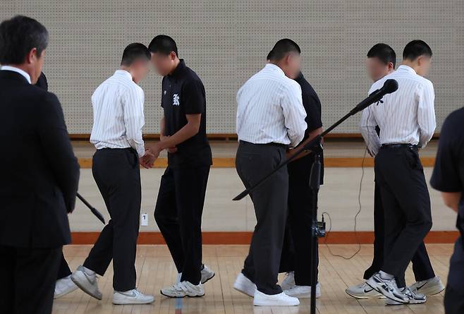 지역 비하 성격을 가진 응원 구호를 외쳐 논란을 일으킨 서울 배재고등학교 야구부가 6일 전남광주특별시 광주제일고등학교를 찾아 사과한 뒤 광주제일고 야구부와 악수하고 있다. 공동취재사진