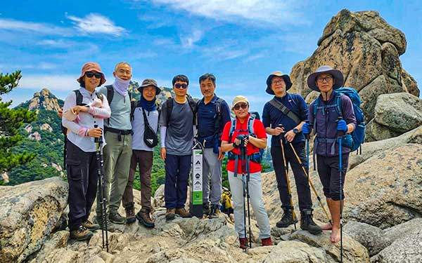 세종명산산악회 회원들과 북한산 족두리봉~의상봉 12km 코스를 맨발로 종주했다.