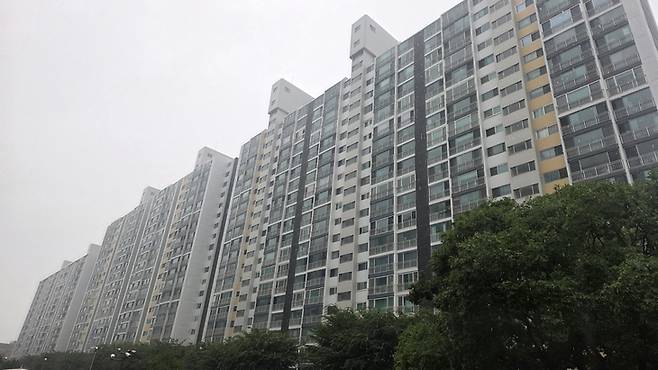 ▲광주 서구 상무신도심 금호쌍용아파트 전경. 광주 군공항 부지 반도체 산단 조성 기대감이 확산되면서 상무지구와 광주송정역 일대 주요 아파트 단지의 매물·호가 움직임에도 관심이 커지고 있다. 사진=장혜원 기자