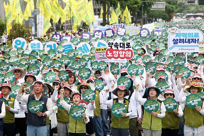▲ 지난 6월 숭례문 인근 '산별교섭투쟁 승리 결의대회'에서 구호를 외치는 보건의료노조.