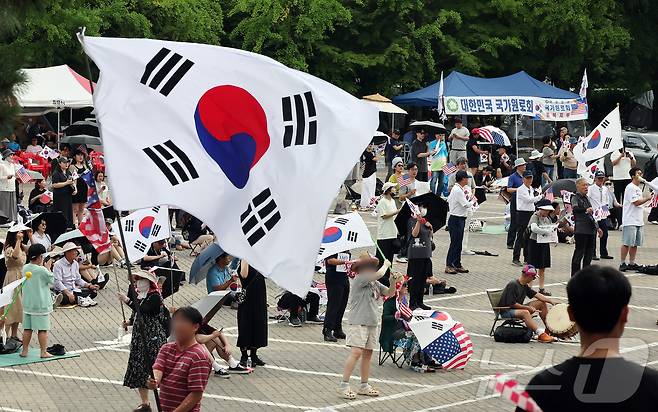 6·3 지방선거 투표용지 부족사태로 인한 '잠실 봉쇄시위'가 계속되고 있는 5일 서울 송파구 올림픽공원 핸드볼경기장 인근에서 참가자들이 재선거를 요구하는 구호를 외치고 있다. 2026.7.5 ⓒ 뉴스1 김진환 기자