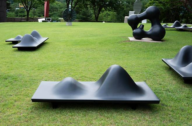 하지훈, 〈자리〉, 2026, ABS, 100x200x72cm(x7), 가변 설치, 국립현대미술관 제작 지원 (국립현대미술관 제공)