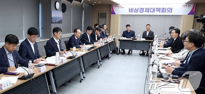 추경호 대구시장이 9일 오후 대구시 산격청사에서 열린 첫 비상경제대책회의에서 모두 발언을 하고 있다. 2026.7.9 ⓒ 뉴스1 공정식 기자