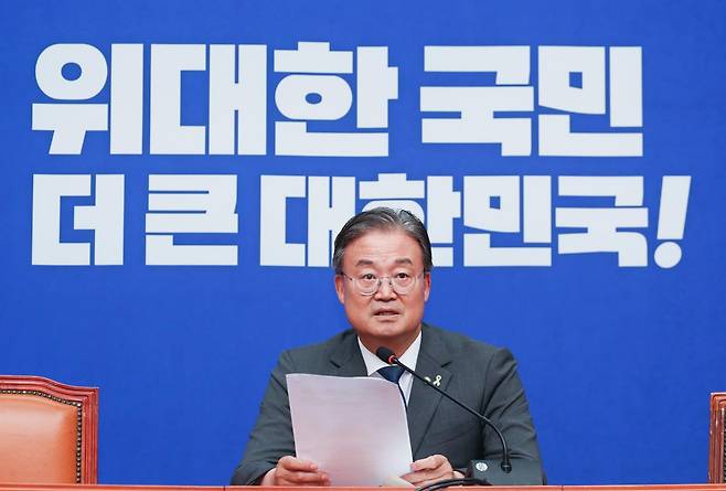 이연희 더불어민주당 전국당원대회 준비위원회 대변인이 9일 서울 여의도 국회 당대표 회의실에서 이날 열린 전당대회준비위원회 전체회의 결과를 브리핑하고 있다. 뉴시스
