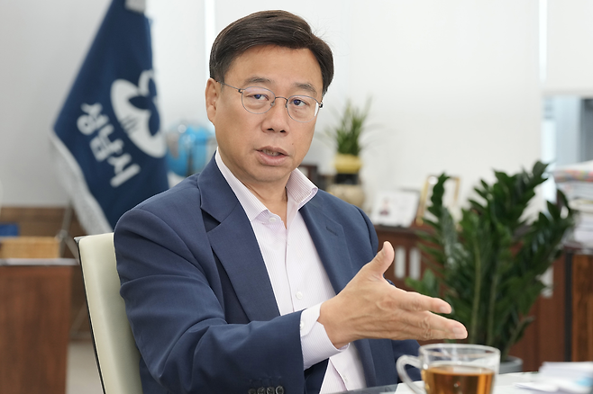 신상진 경기 성남시장이 지난 2일 성남시청 시장 집무실에서 경향신문과 인터뷰하고 있다. 성남시 제공
