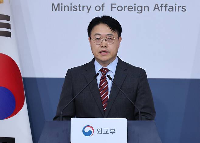 이문배 외교부 부대변인이 지난 7일 서울 종로구 정부서울청사에서 열린 외교부 정례브리핑에서 발언하고 있다. 연합뉴스