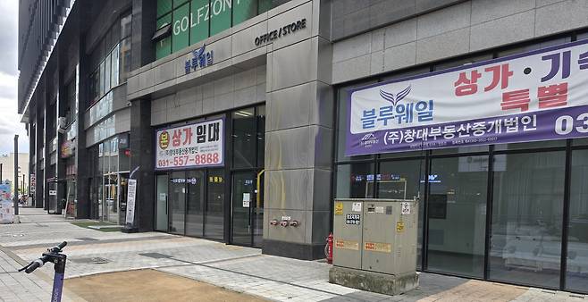 7일 다산동의 한 지식산업센터 상가. 1층 인도 부근임에도 공실이 보인다. 사진=정원혁 기자