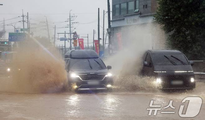 수도권에 많은 비가 내린 9일 경기 오산시의 한 도로가 침수돼 차량이 물보라를 일으키며 주행하고 있다. 2026.7.9 ⓒ 뉴스1 김영운 기자