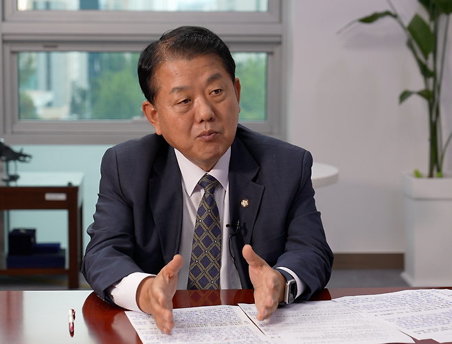 4성 장군 출신인 김병주 더불어민주당 의원이 BBC와 인터뷰하고 있다