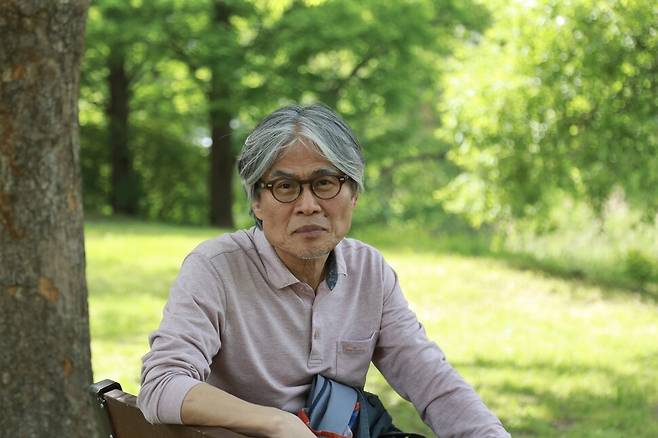 정년퇴직 뒤에도 이런저런 일로 바삐 지내는 이문재 시인. “지금 여기가 낙원이라면 나도 남부럽지 않게 즐기겠다. 폭풍우 한복판에서 가부좌를 틀고 명상할 수 있는 능력이 나에겐 없다”는 말로 바쁜 까닭을 설명했다. 난다 제공