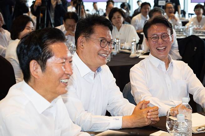 정청래 전 더불어민주당 대표와 송영길 전 대표, 김민석 전 총리가 3일 서울 용산구 서울드래곤시티에서 열린 22대 후반기 국회 대비 더불어민주당 국회의원 워크숍에서 미소 짓고 있다. 뉴스1